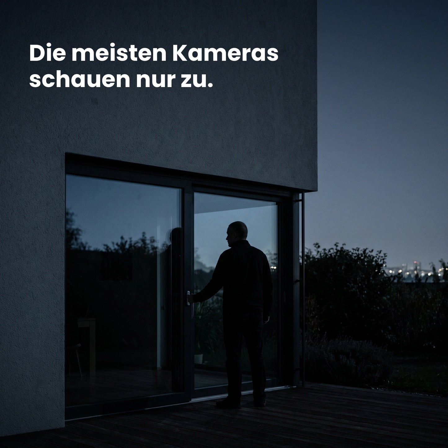 Dunkles Haus bei Nacht mit einer unbekannten Person an der Terrassentür