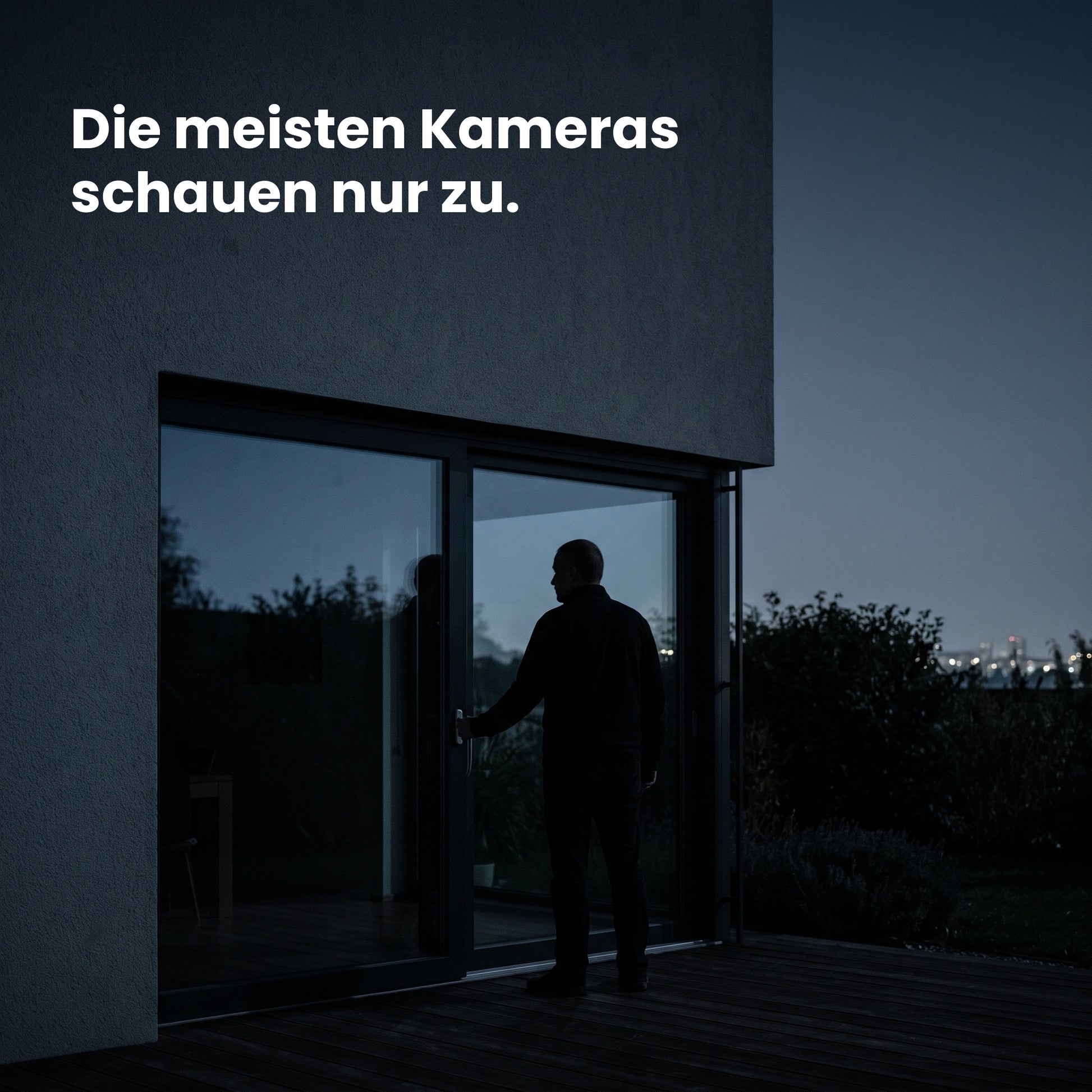 Dunkles Haus bei Nacht mit einer unbekannten Person an der Terrassentür