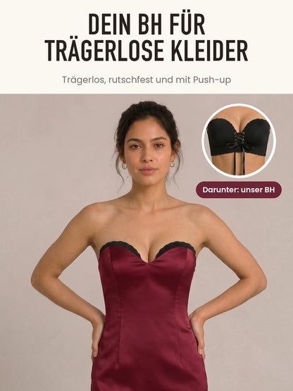 Der BH unter einem trägerlosen Bordeaux-Kleid getragen